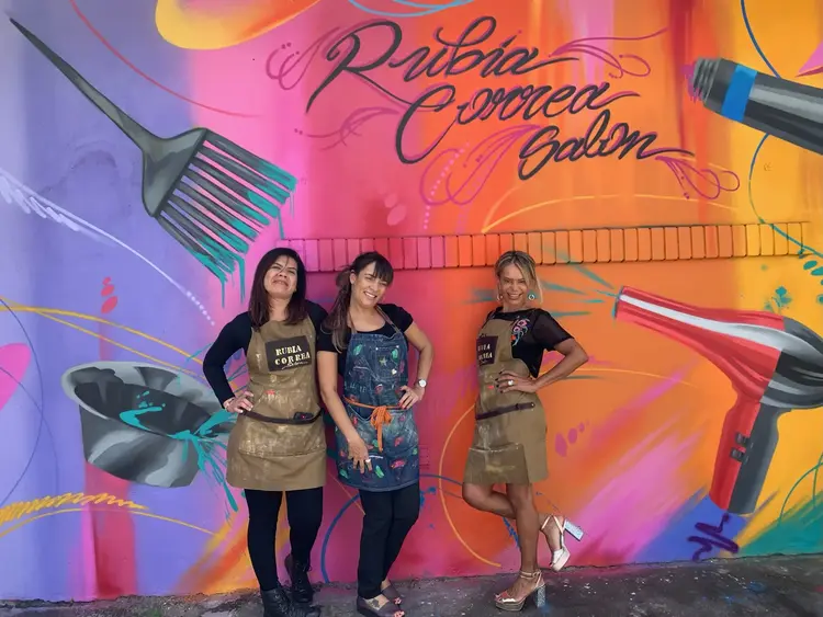 Rubia Correa with salon professionals