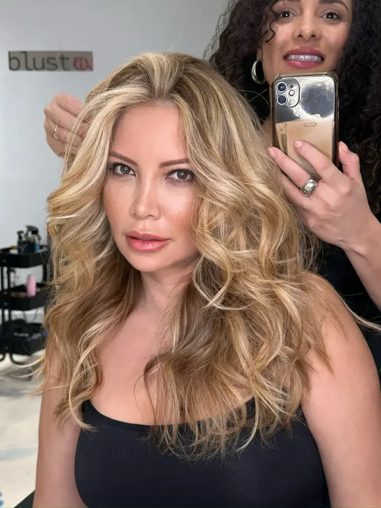 Finished luminous blonde look